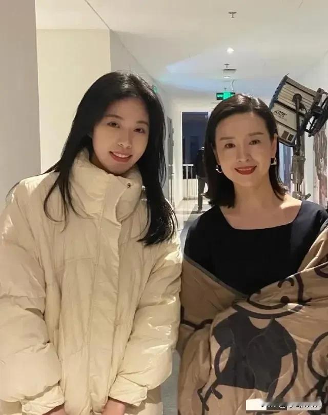 董洁和小姑娘合照，输赢一目了然。小姑娘满脸的胶原蛋白，散发着青春气息，确实好看，