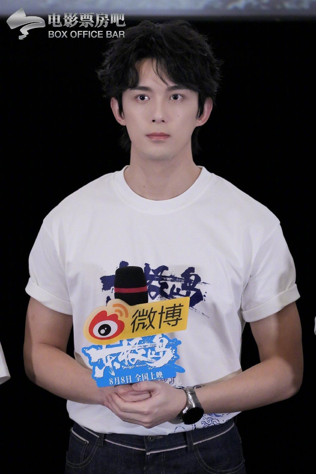 吴磊 日军应该为暴行付出代价在《东极岛》里，吴磊饰演的阿荡目睹日军暴行，悲痛与愤