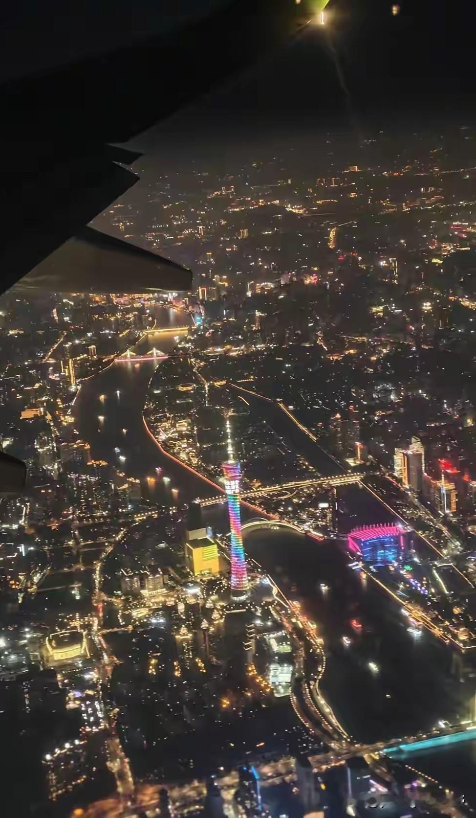 乘坐飞往广州的航线，有不少航班都会在广州市区上空盘旋一圈后再前往白云机场降落。因