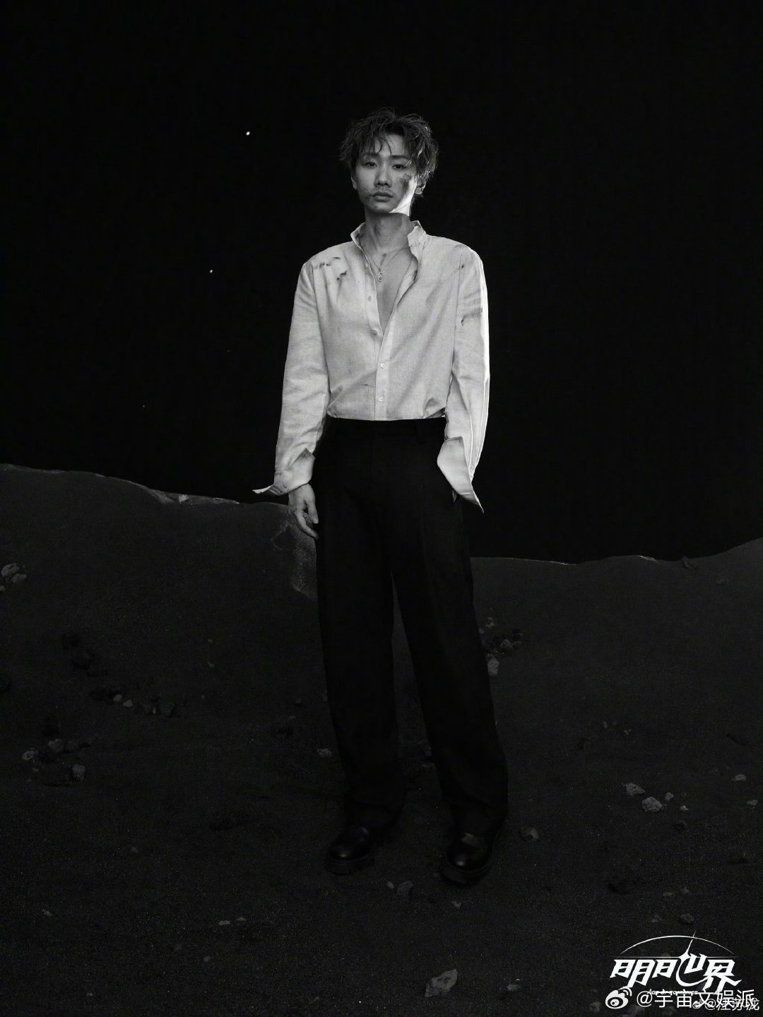 汪苏泷伤妆差点没认出来汪苏泷汪苏泷全新伤妆大片释出，狼狈却坚韧的姿态，把破碎与力