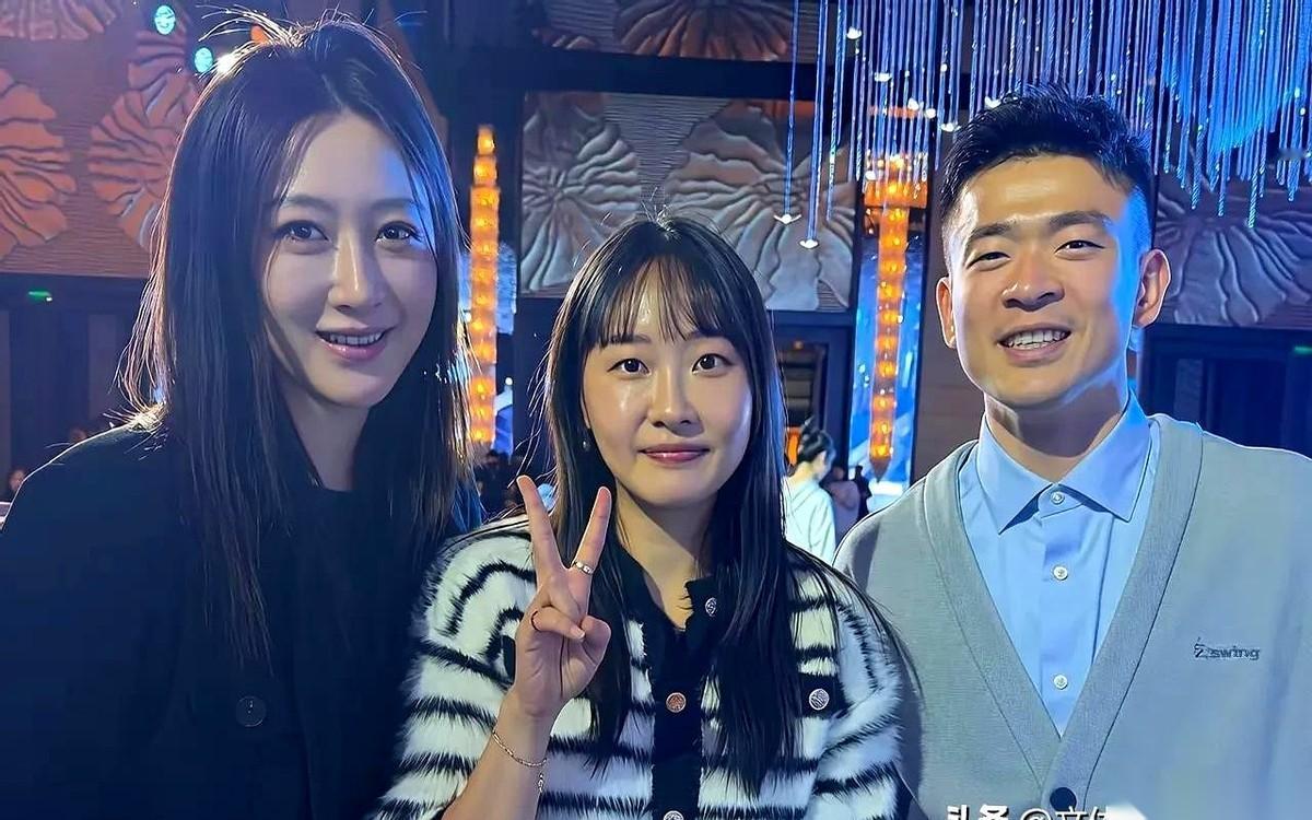 刷到黄雅琼婚礼的照片，看到蔡侑玎那张脸的时候，我第一反应是：这姐们儿，真够意思。