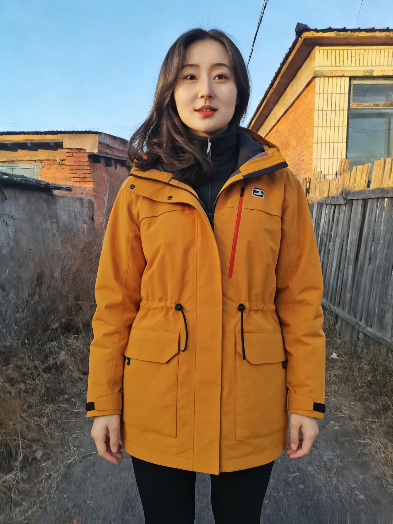 黄衫斜立野村头，木栅疏疏映晚秋。
红缀衣衿凝晓日，褐铺垣壁带霜愁。
风飘鬓发随云