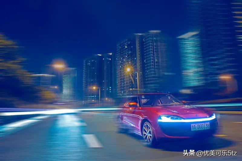 D19这背后其实藏着诸多令人心动的原因。
在价格方面，零跑 D19有着超高的性价