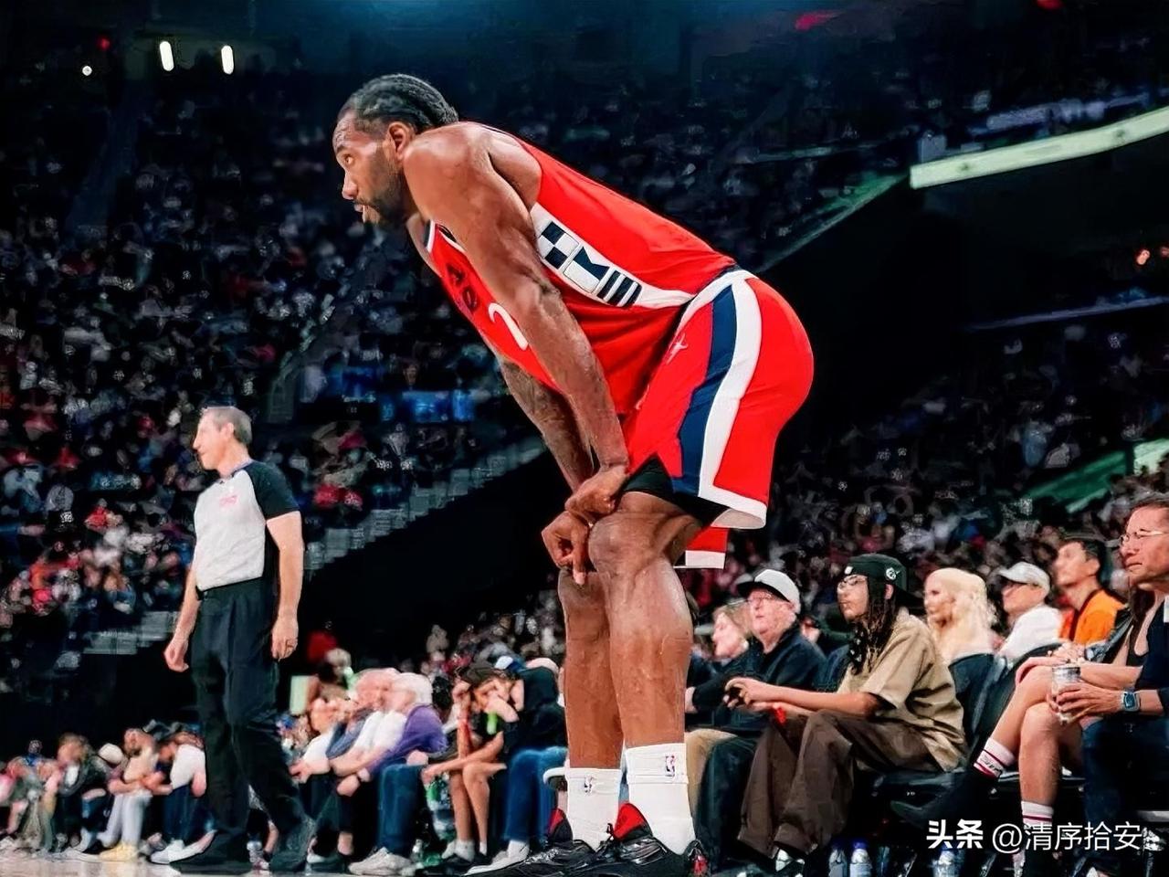 伦纳德攻防一体不假，但短板也非常致命。

伦纳德是攻防一体的标杆，中距离无解、防