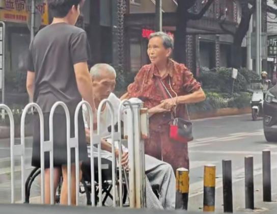“登上人民日报了！”湖南，一位老奶奶推着坐轮椅的老伴准备过斑马线，走到跟前才发现