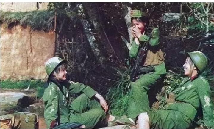 1979年，黄干宗被两个越南女兵抓走，他已经做好赴死的准备，谁知女人却说：“我们