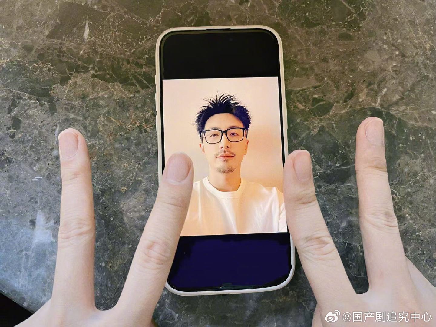 白客泪水悬在鼻尖上 白客的哭戏感染力真的太强了😭在《我的妈耶》里饰演张永勋，不