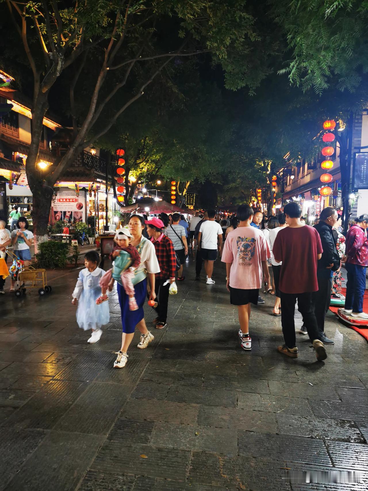 要发展旅游业，必须要吸引人流，业态丰富，烟火气都很重要，他们这样搞，是准备把彝人