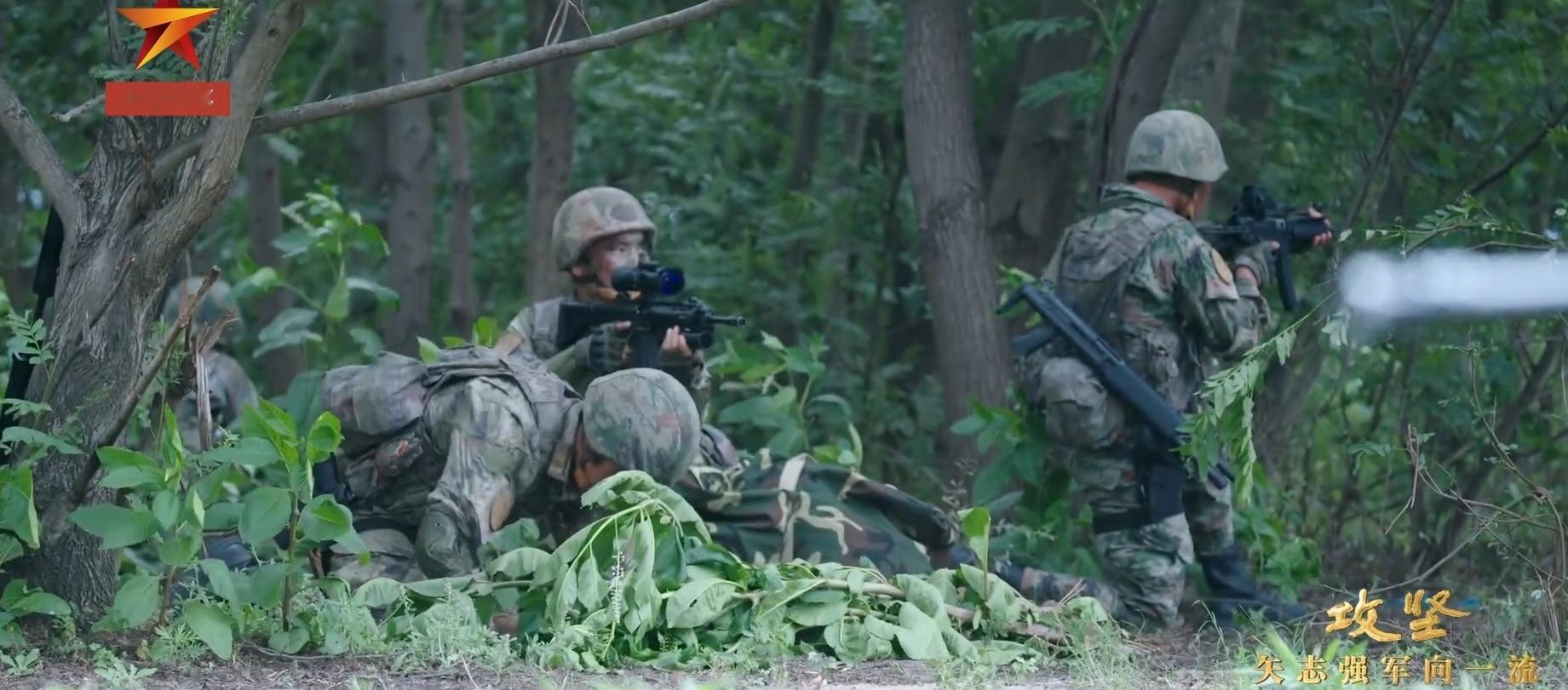 空降兵敌后渗透小组，冲锋枪手加配一支09式霰弹枪。 ​​​