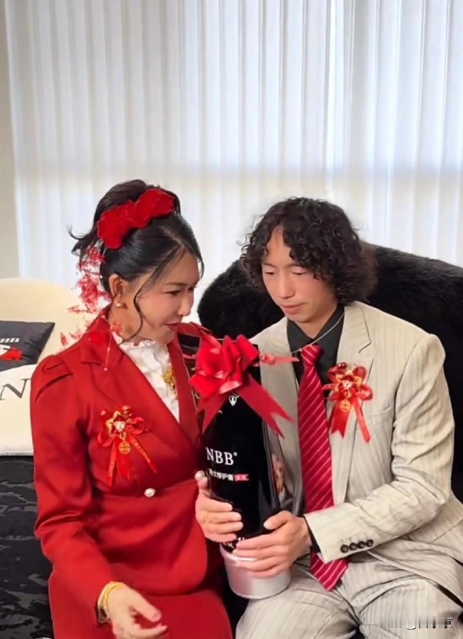 庞麦郎龚玥菲订婚现场，尴尬冲出屏幕了！感觉他俩好像不熟，互相不喜欢。
这两位主角