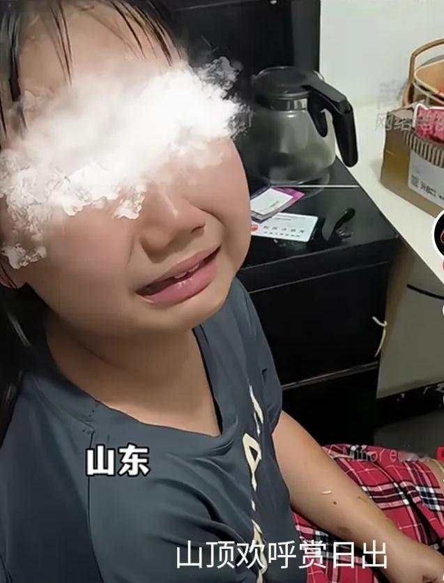 女子离婚四年，带着女儿租房子生活。认识了一个男人3年，可男人处处针对女儿。在吃饭