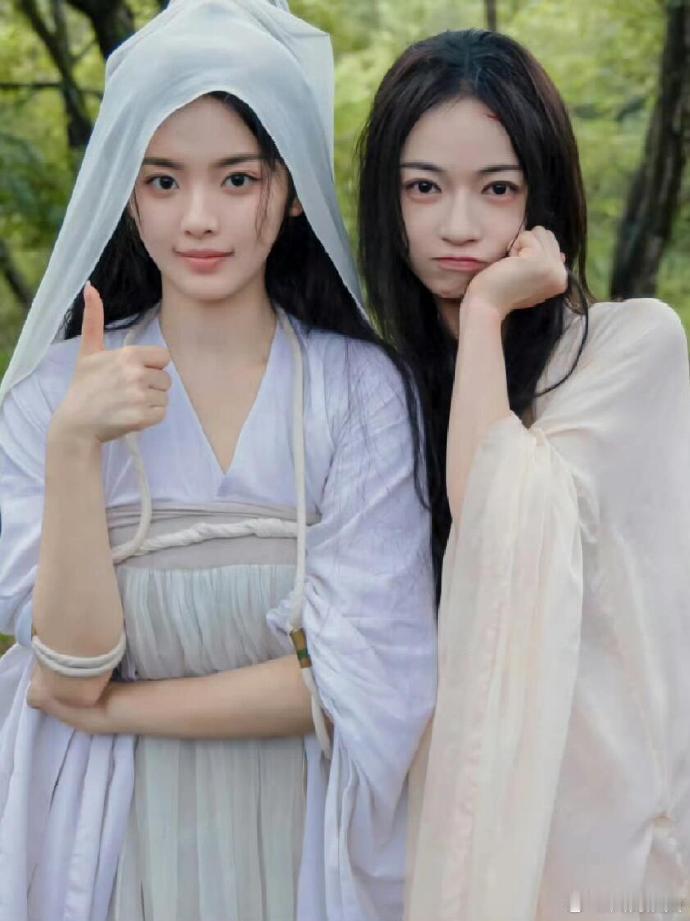 以前不明白为什么杨超越被夸神颜，直到看到了合照。。。。 