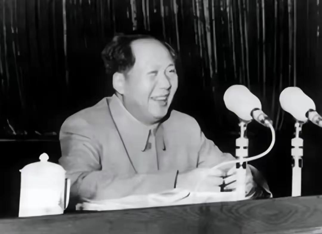 谁懂啊！每次看到毛主席爷爷笑的这么灿烂，这么的慈祥！心里就暖暖的！

让我们送上