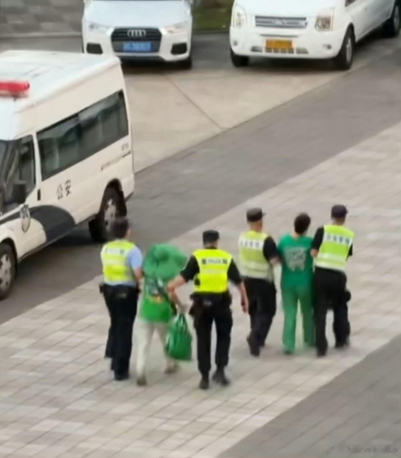 像别人不会编辑似的[摊手]骂战儿会被博博哥亲自送进👮🏻‍♂️局哦 ​​​