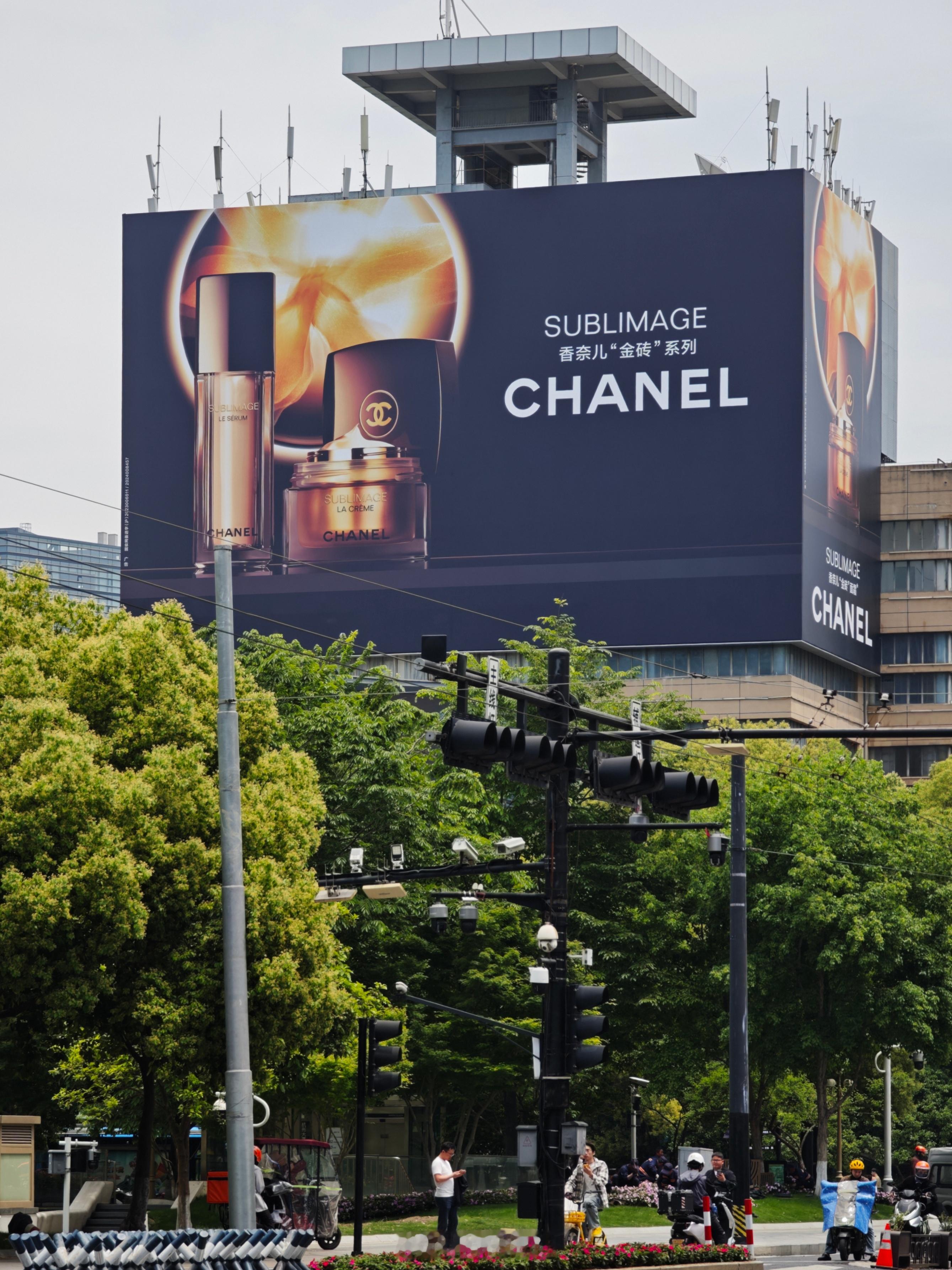 武林广场的新广告牌，迎接恒隆开业。 