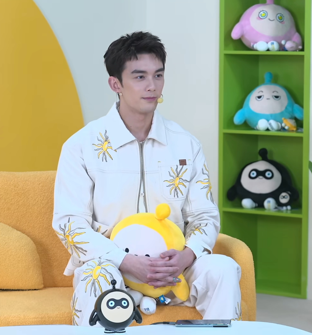 #吴磊蛋言蛋语#上线偶遇一个超可爱的吴磊，在线申请成为磊子的蛋搭子嘿嘿[你好] 