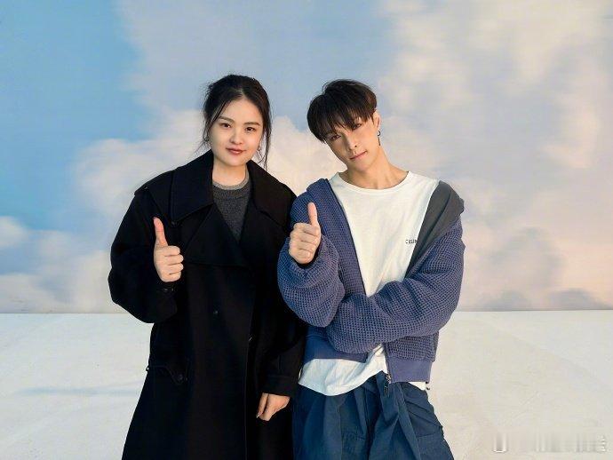 张艺兴挑战全包眼线雀斑妆！与工作人员合照尽显亲和力，34岁状态依旧青春活力，永远