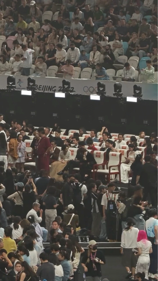 杨幂高叶同框、杨幂高叶同框热聊百花奖候场花絮掉落，杨幂高叶惊喜同框，热聊氛围感直
