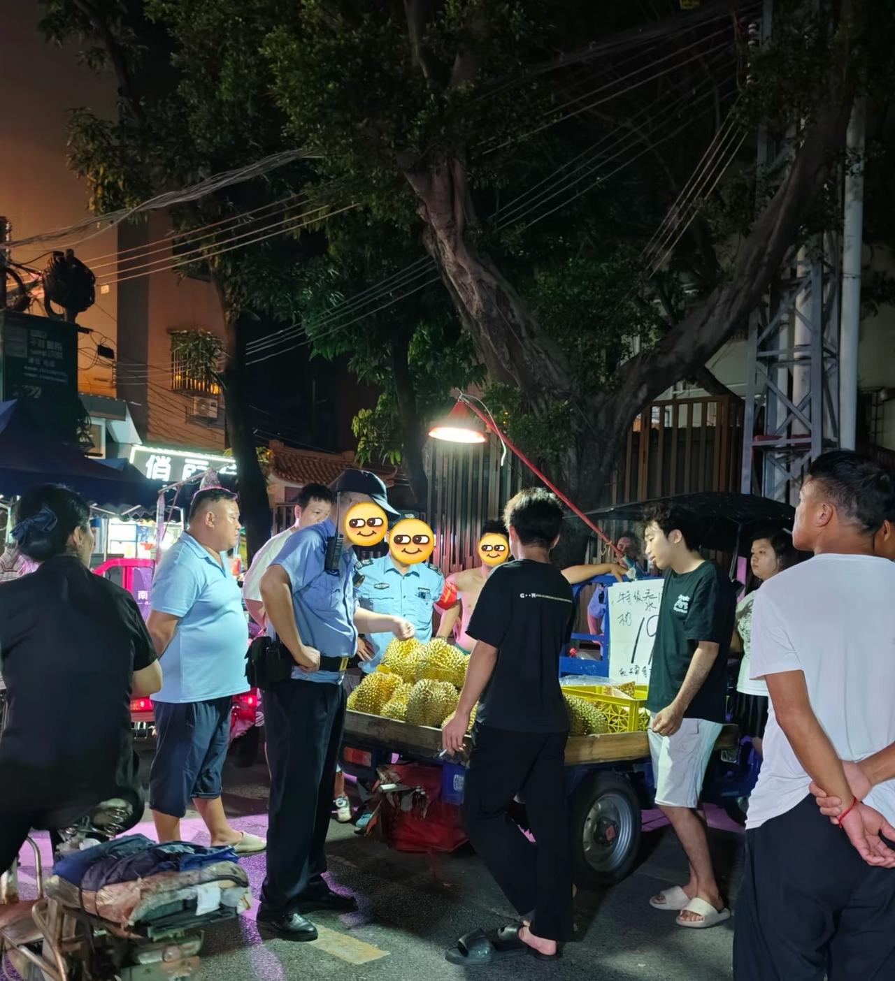 昨天小区楼下开三轮车榴莲卖30块钱一个，因为不熟，也不赔，人家又报警了，今天的也