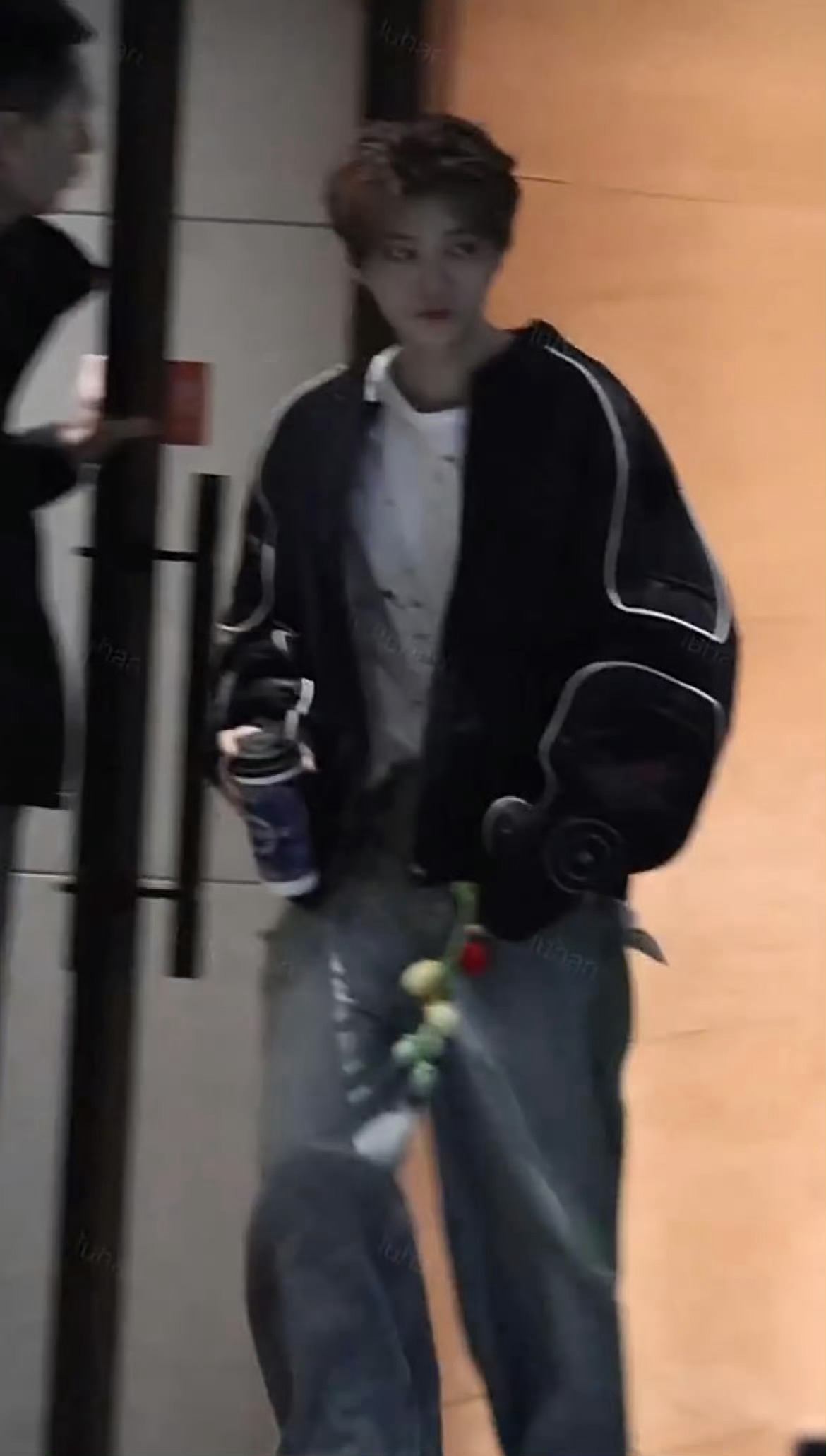 鹿晗五哈上班 鹿晗今日份五哈上班路透来啦侧脸线条干净利落，眉眼依旧清俊，棒球服衬