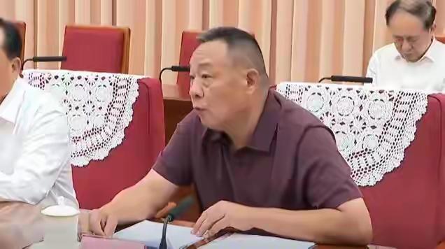 信号越来越明显了，胖东来和于东来越来越成为典型，不仅河南省的相关部门极力肯定，国