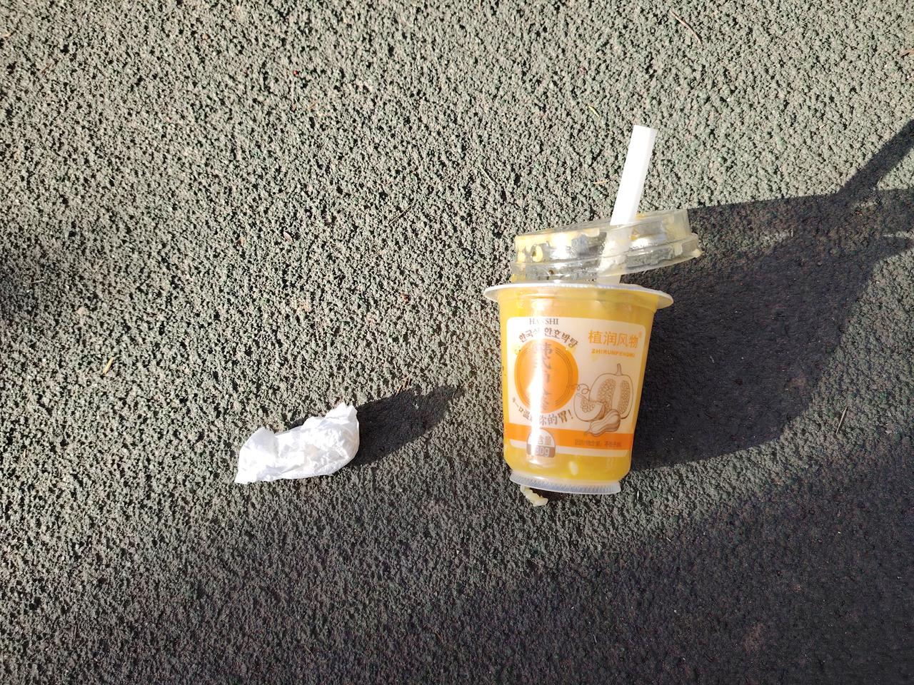 两块白色垃圾引发的纠结
昨日正值小年，上级领导莅临公园检查卫生工作。有位保洁工人