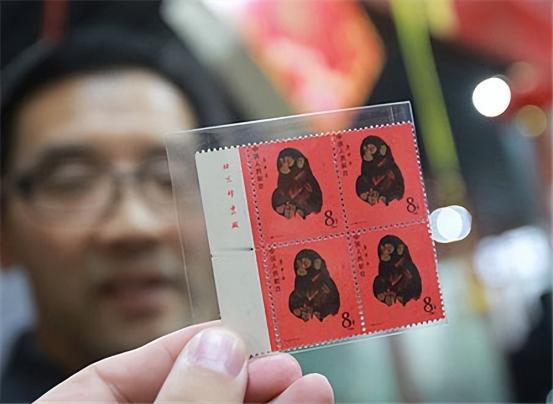 1980年，在武汉邮政局上班的秦先生，怕完不成销售目标，就花96元买了15版猴票