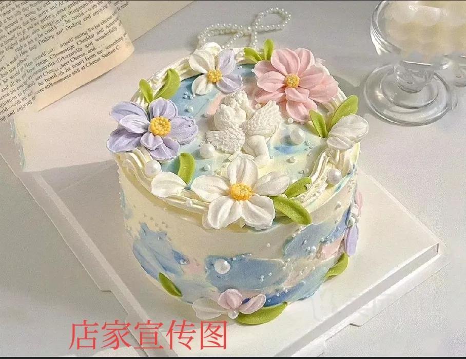 现在做甜品的商家真的是卷到天花板了，今天订了一个生日蛋糕，收到后实物和商家发的图