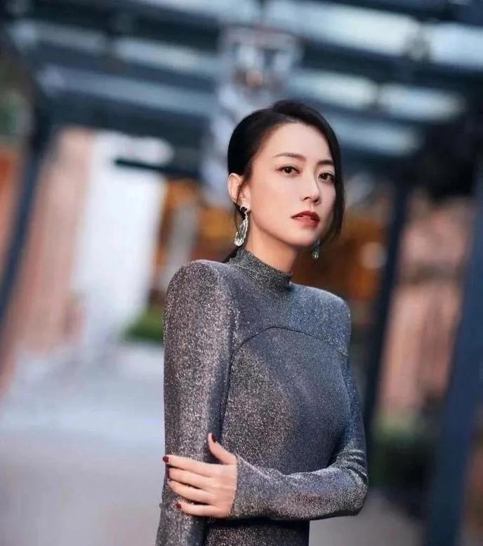 香港有名的金牌经纪人霍汶希，手下有很多大牌明星，Twins，谢霆锋，容祖儿等等，