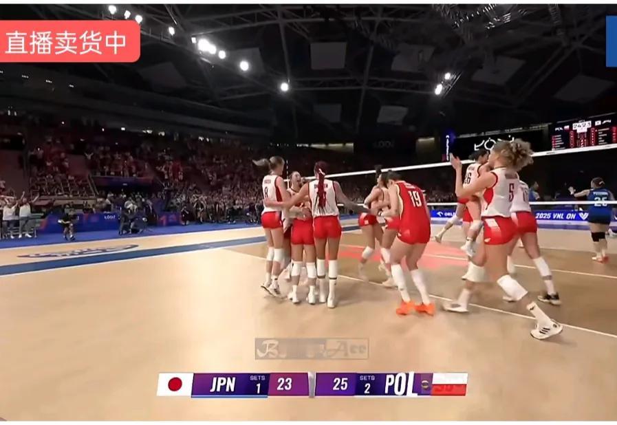 女排世联赛总决赛铜牌赛，
波兰女排3-1赢下日本女排，
最终拿到了宝贵的总决赛第