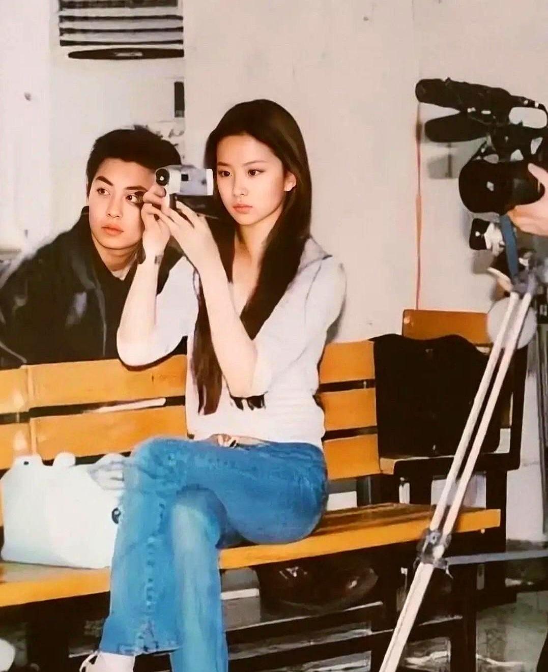 朱亚文的床是通了电还是怎么着？
罗晋、江一燕坐一下，直接连人带枕头给掀下去，怎