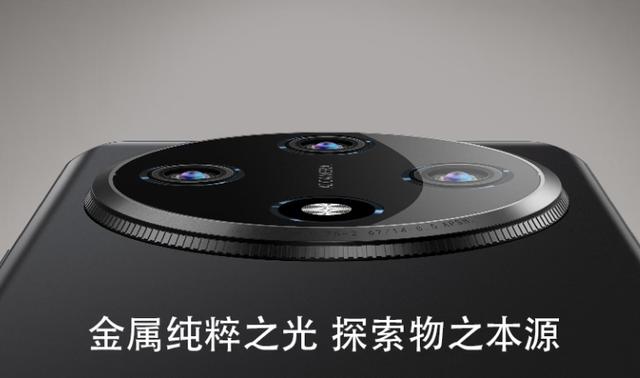 山寨机！参数离谱却戳中现实！
这台叫VO的手机，蓝得像马尔代夫海水，营销话术却堪