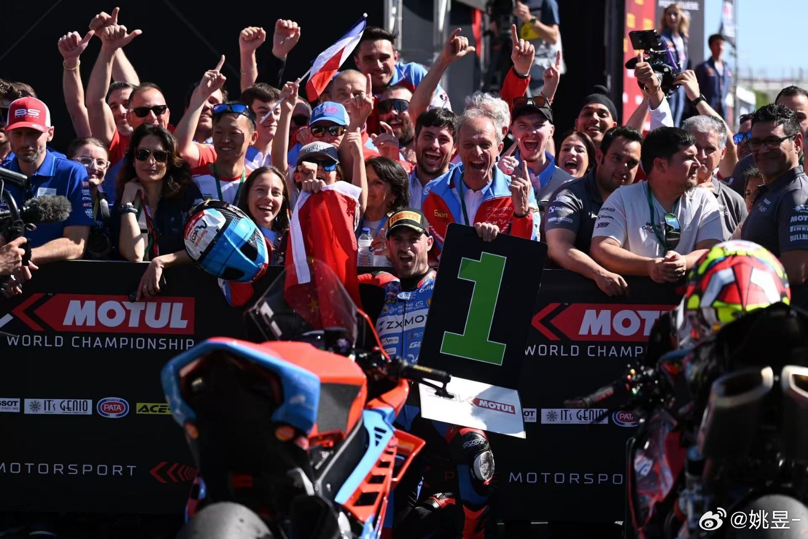 张雪机车第一好起来了！在世界超级摩托车锦标赛（WSBK）葡萄牙站赛场上，中国品牌