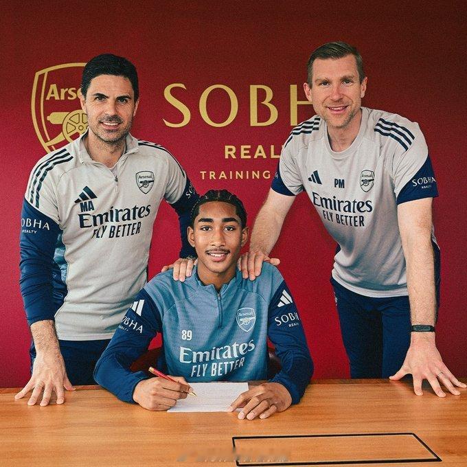 阿森纳官宣确认与萨尔蒙签下预备职业合同，球员将在8月份年满17岁时正式签署职业合