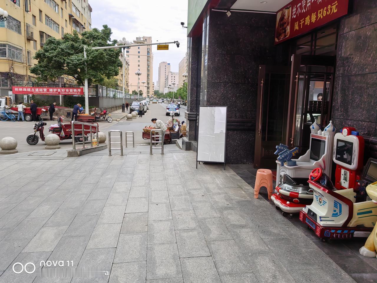 刚开春那阵，城管上街整顿秩序，门口街边摆摊的小商小贩被赶着到处跑。
当时，心里挺