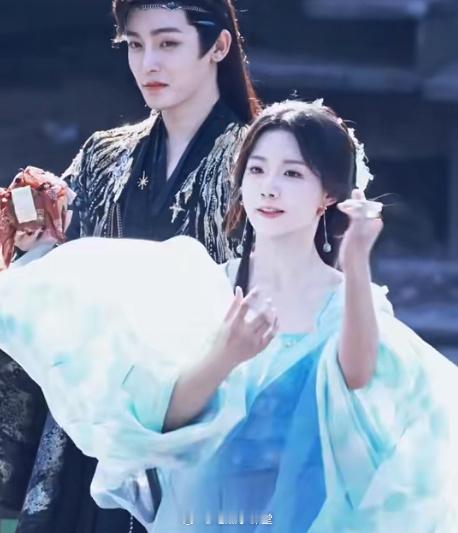 #侯明昊卢昱晓 她在闹他在笑#看到侯明昊卢昱晓拍外景。此时的卢昱晓很顽皮的来了一
