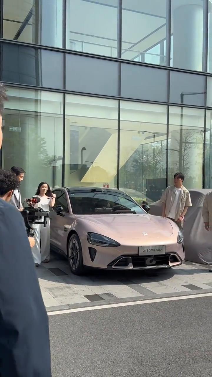 让我们看看这台车，吴女士，这台车是一台什么颜色的？开始，三二一揭幕。鎏金粉非常受