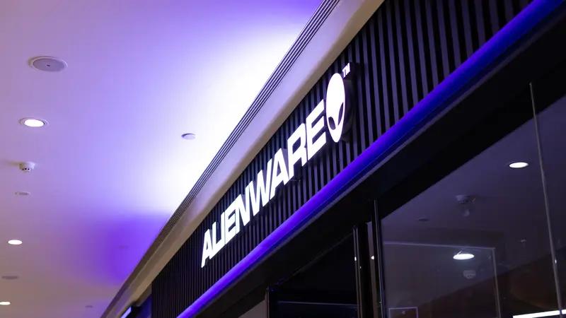 首款轮足扫地机器人亮相AWE，这可太有看点了！传统扫地机器人大多靠轮子移动，遇到