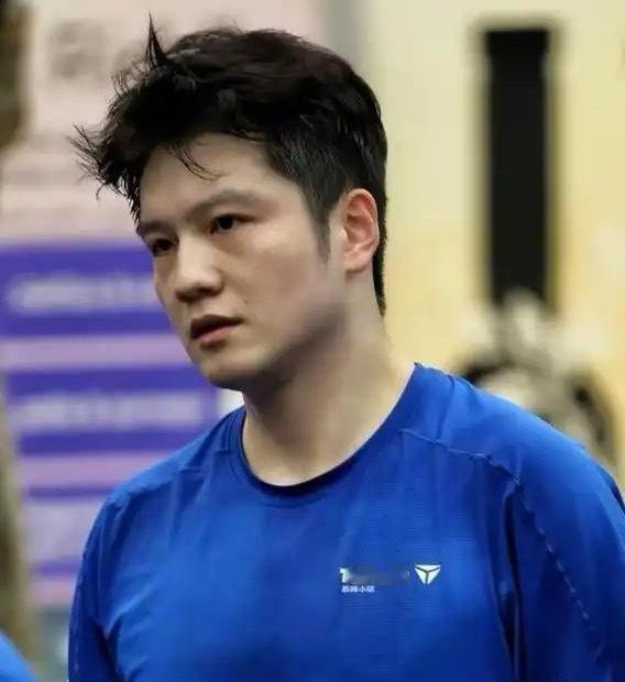 张本智和力克莫雷加德，如愿捧起年终总决赛冠军奖杯。但与以往夺冠后振臂高呼、激情庆