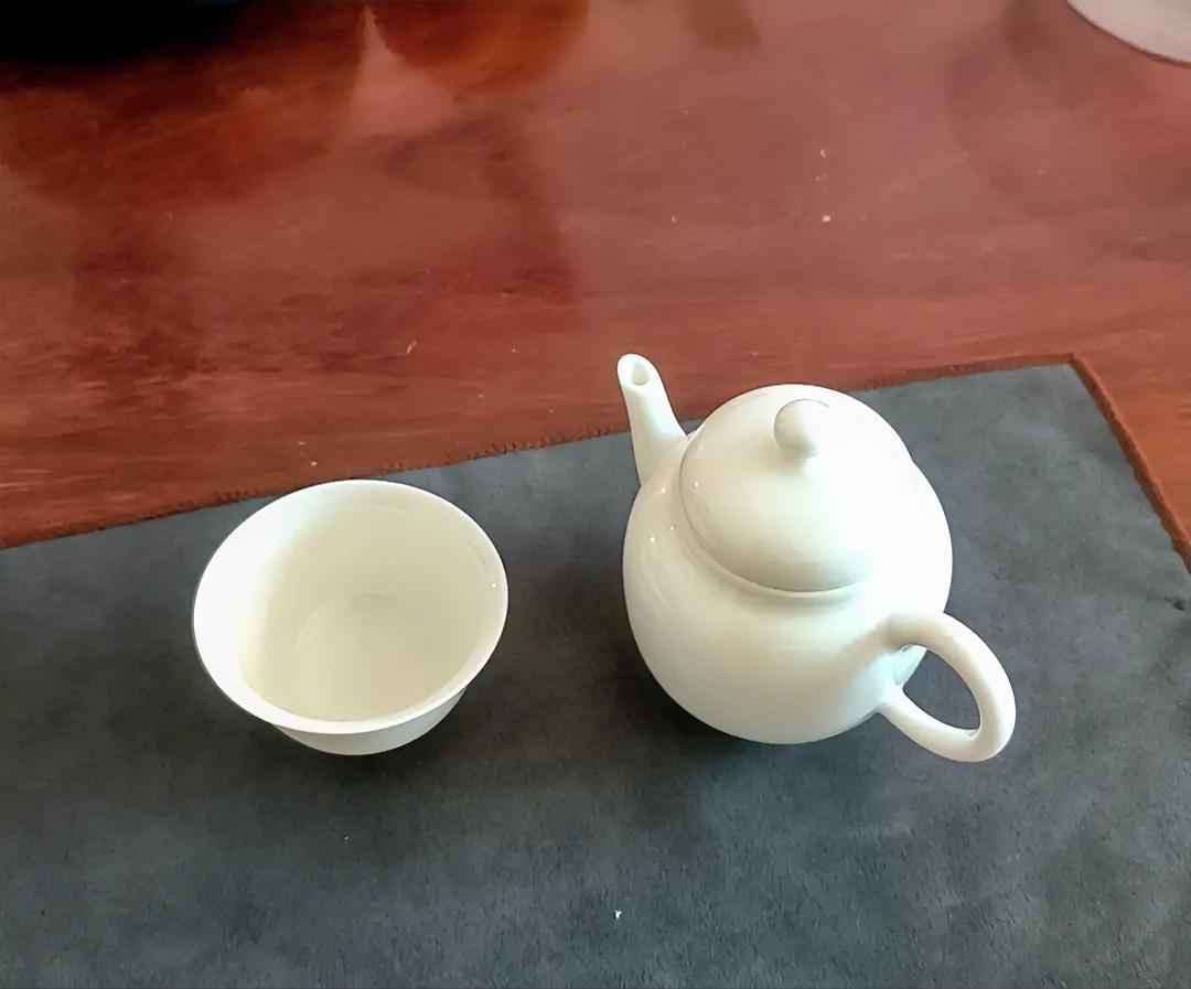 有的学校之所以会传播一些小道消息，与校长有很大关系。

校长对小道消息感兴趣，小