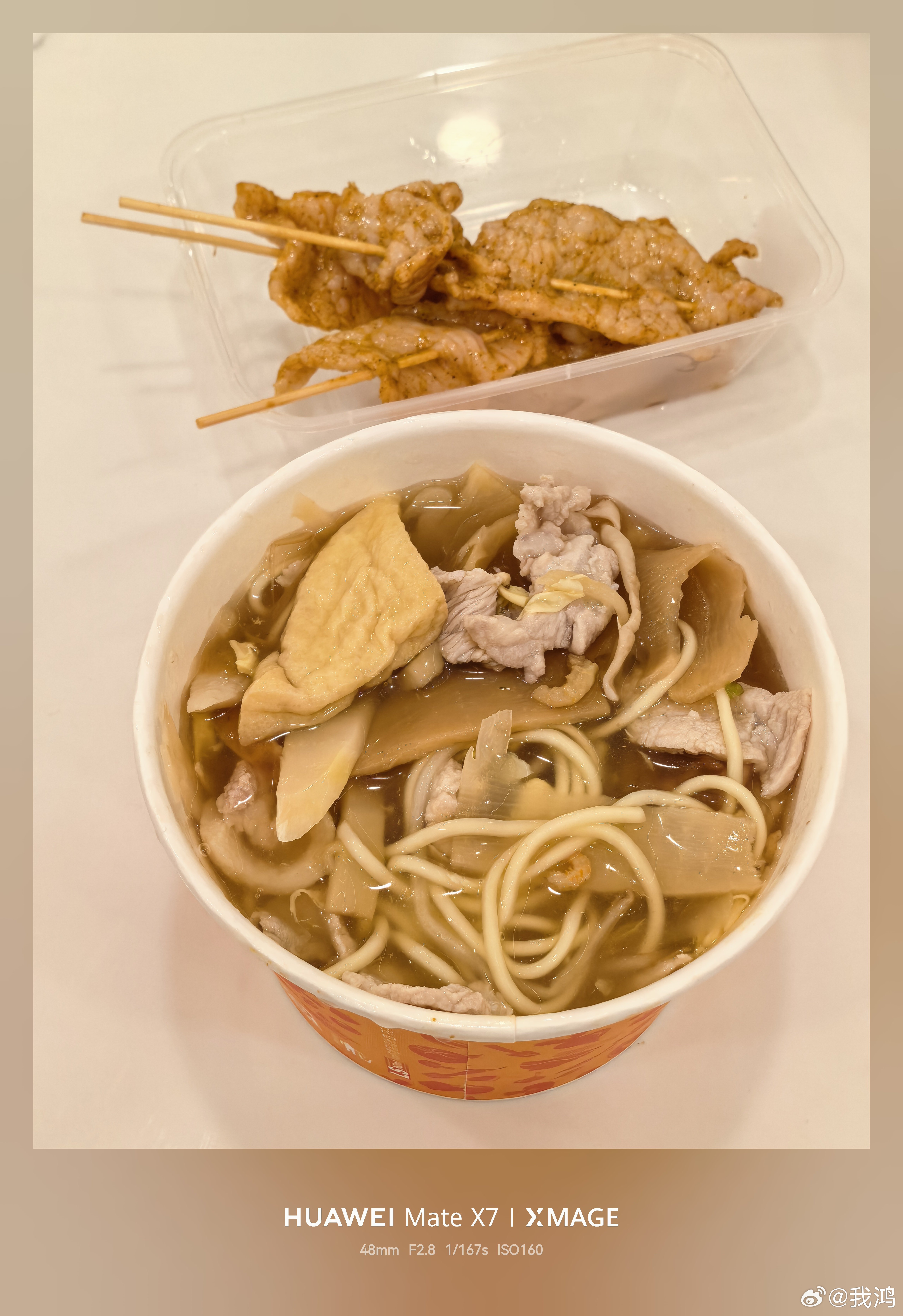 跟爱妻散步，本厦门人半夜饿了想喝一碗面线糊，结果没有，换了漳州卤面和沙茶里脊，舒