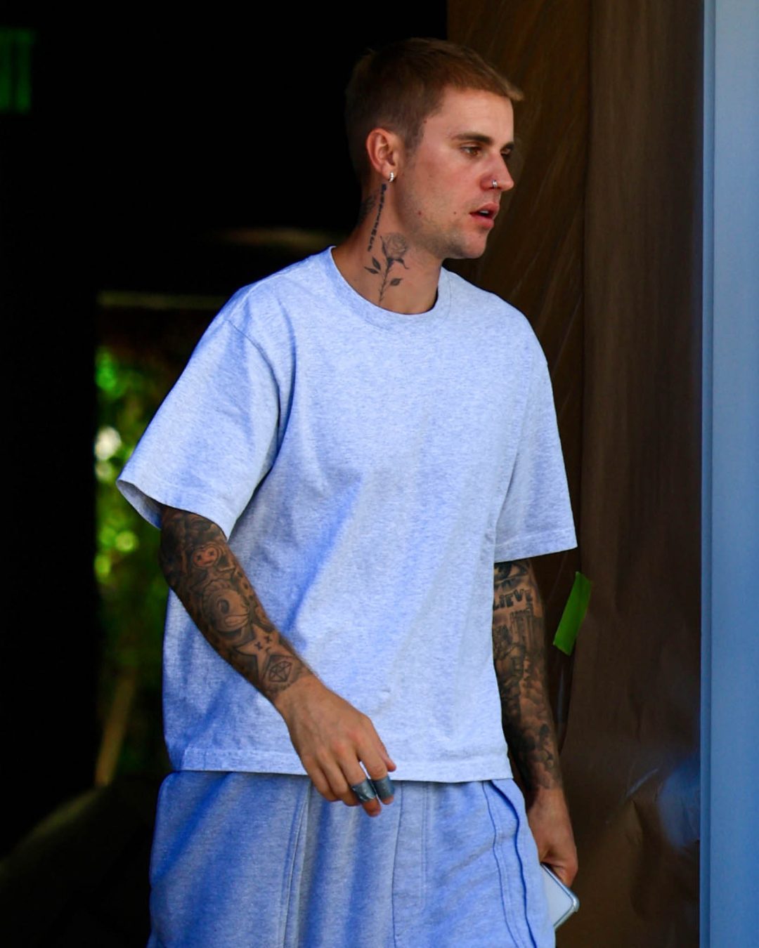 JustinBieber[超话] ｜ 贾斯汀比伯 妈呀全体起立！比伯今日被拍到离