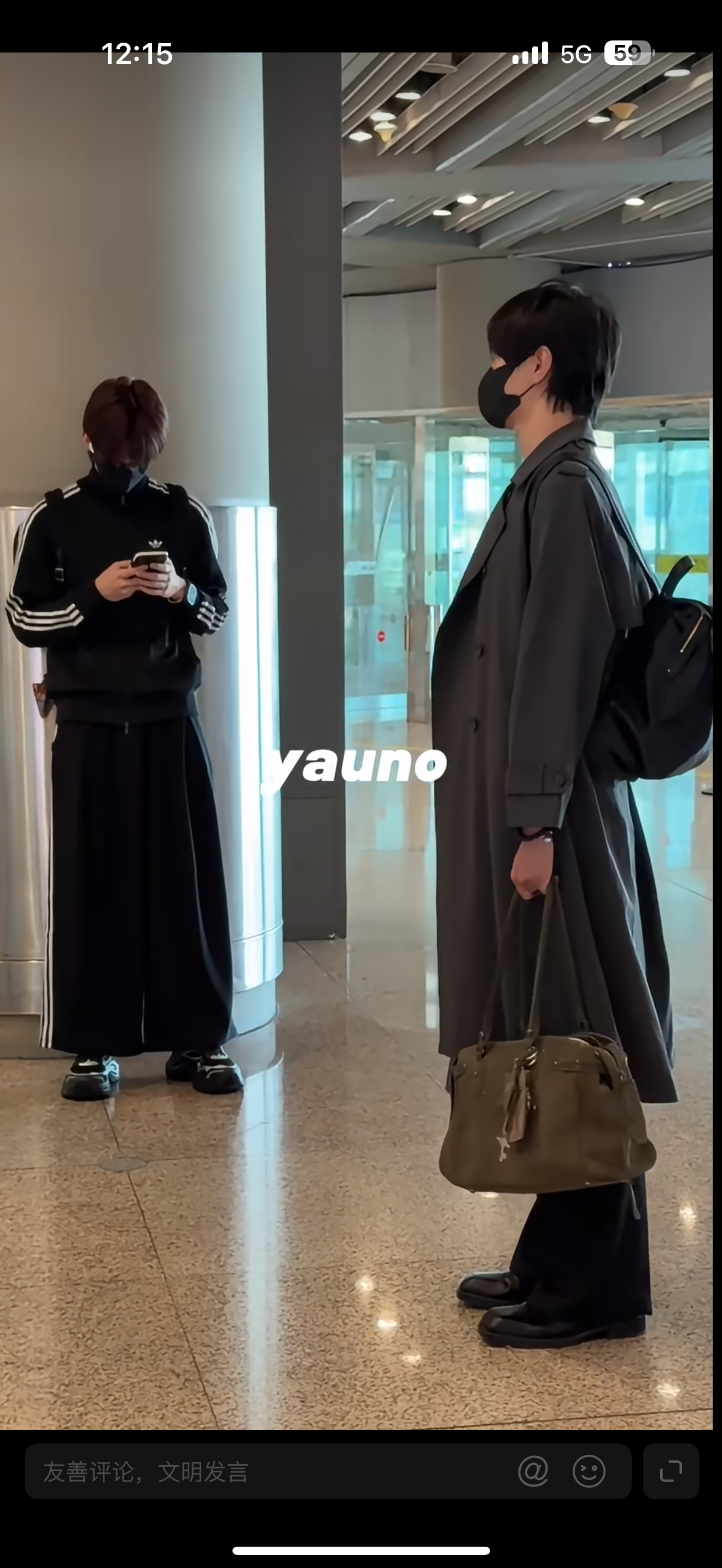右边好像那个刚退伍回来的大龄老兵因为平时在部队很少能自由地玩📱而在✈️对陌生人