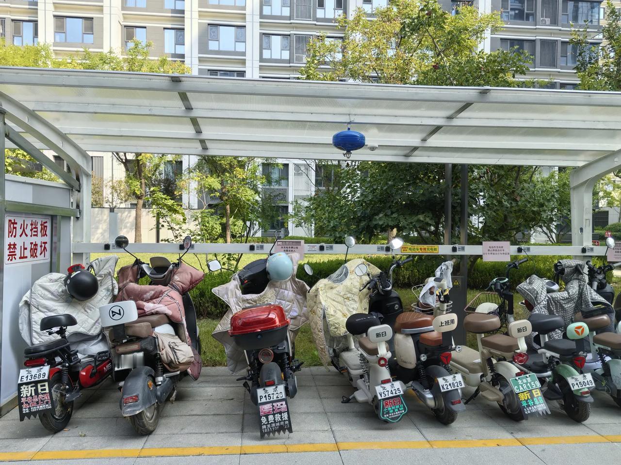 整洁舒适的环境靠大家共同遵守
闲暇之余我把小区乱停乱放的电动车🛵自行车🚲摆放