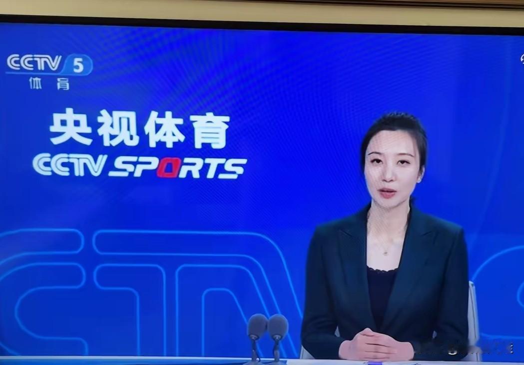 【李颖，喜爱你独特的解说风格】
我个人尤为喜爱李颖的解说风格。她极为专业，面对问