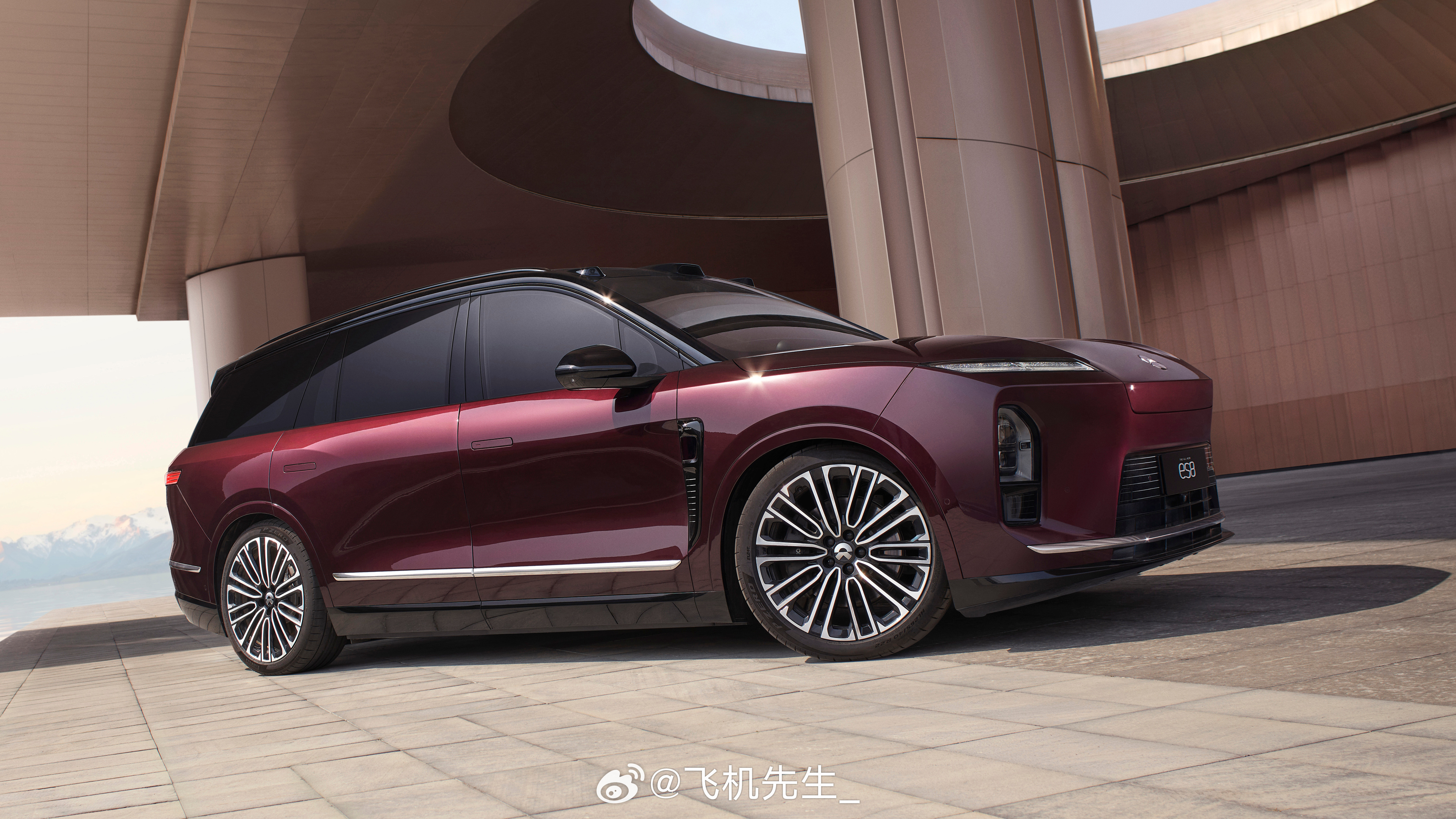 蔚来全新 ES8 正式推出 「M42 星云红」新车色，选装价格为 10000 元