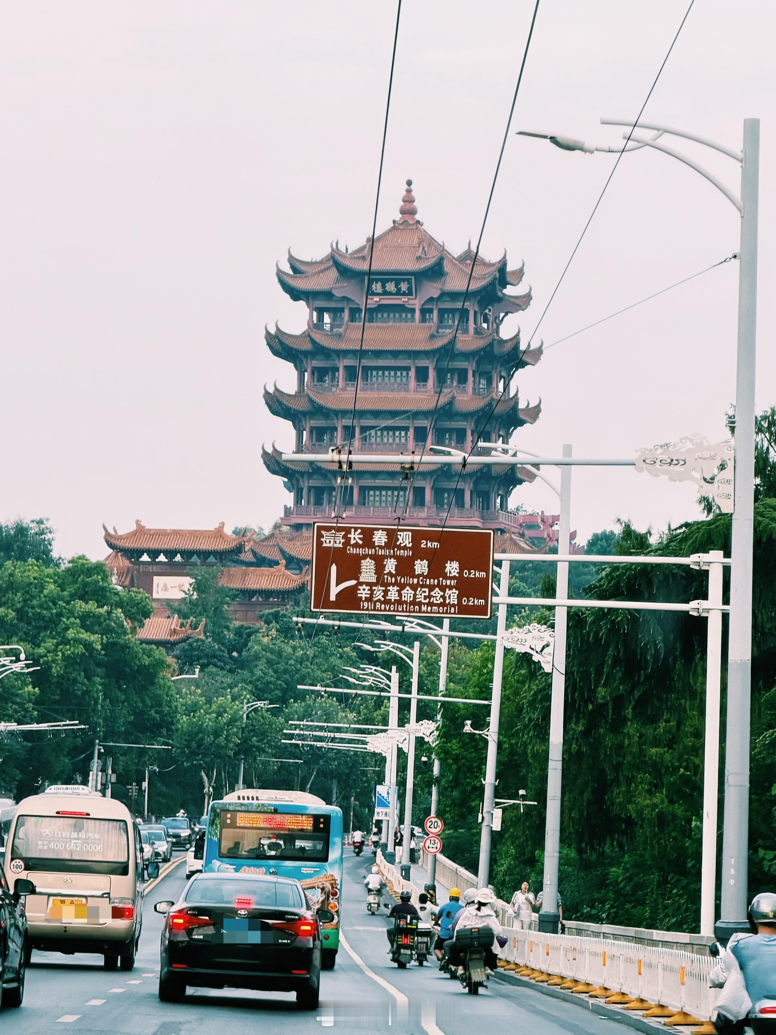 今天与黄鹤楼是否有缘就看这场雨什么时候停了