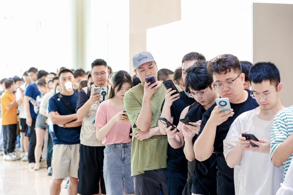 华为门店现状：人人人人人人人人人人人从众Pura 70系列今日开售，设计真的是之