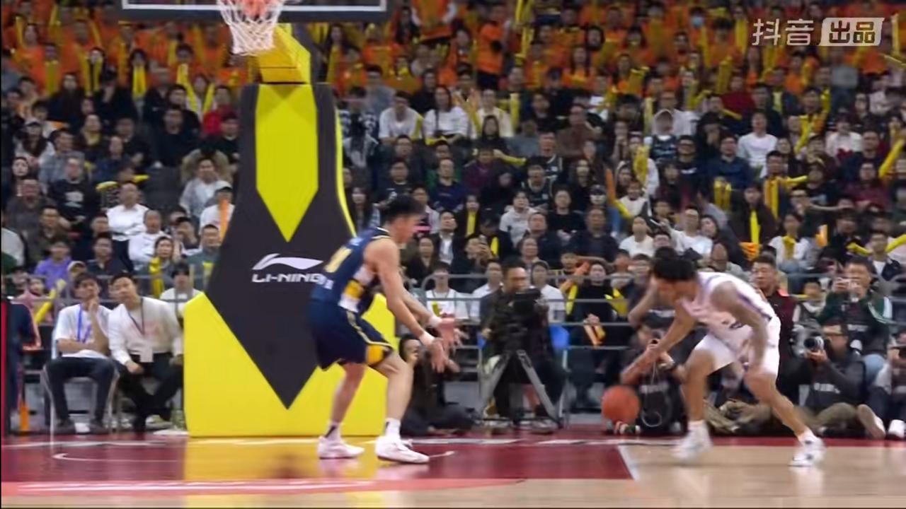 北京北控98:97客场击败广东，在最后时刻廖三宁投进绝杀2分，广东本赛季已经第二