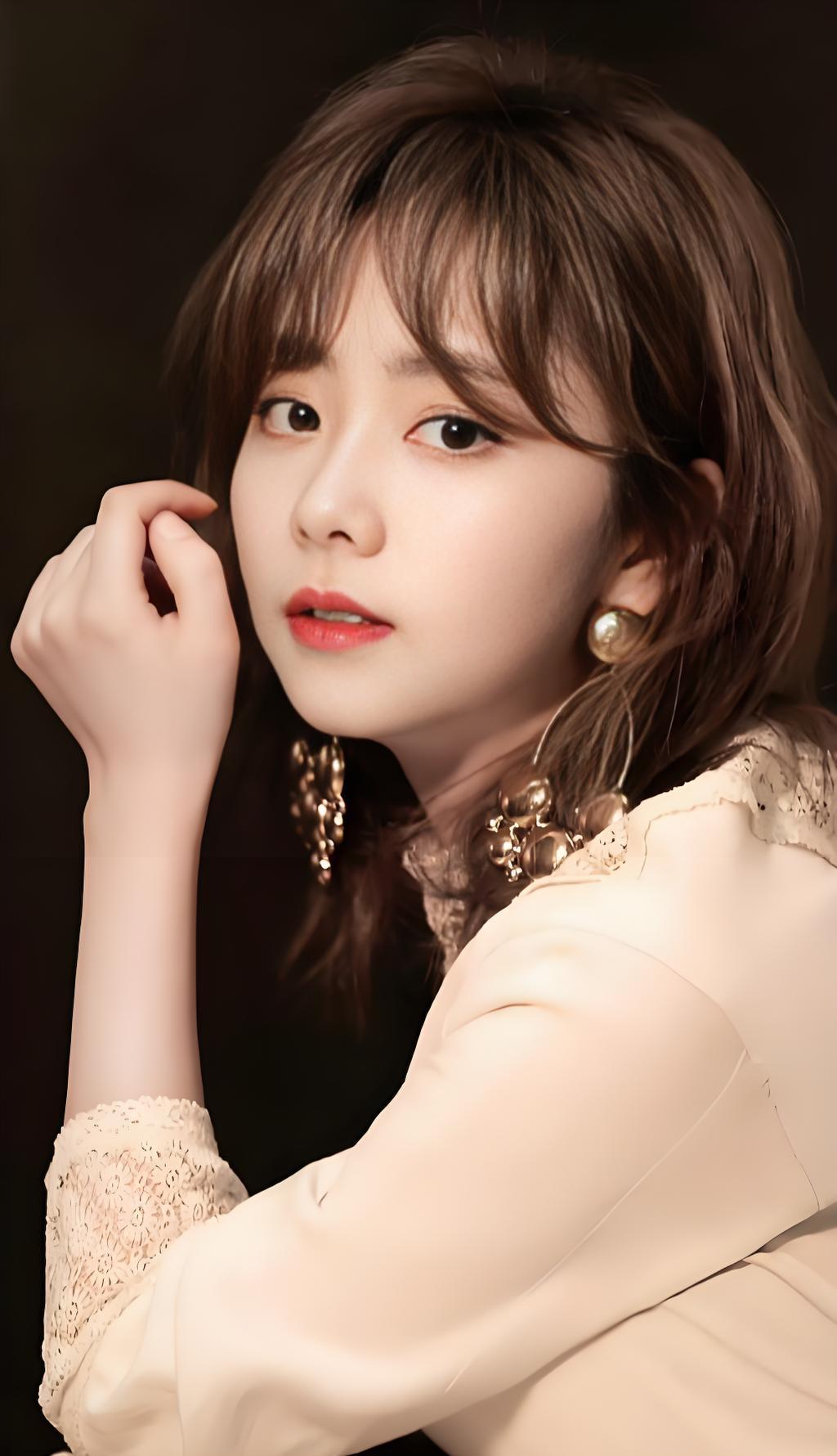 娱乐圈最讽刺的一幕是什么？
是那些天天上热搜、立人设的“顶流”，塌房塌得比谁都快